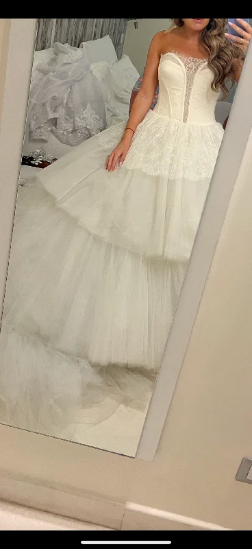 Price Reduction Vera Wang Sigourney from the iconic collection